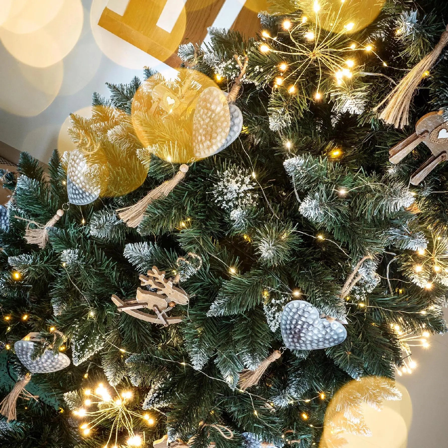 Brad de Crăciun KADAX Fir Diamond 220 cm – Pom artificial bogat, realist, cu aspect natural de brad argintiu-verzui, ideal pentru decorarea casei sau biroului în perioada sărbătorilor.